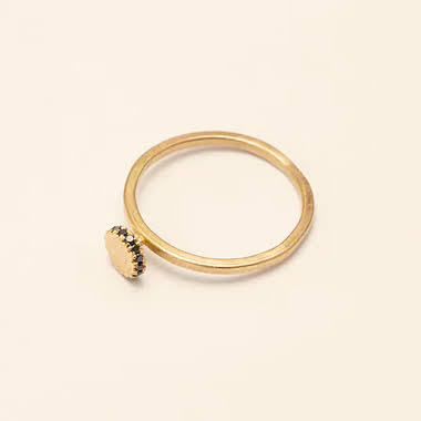 טבעת זהב עם יהלומים שחורים 18 קראט בעיצוב עדין מאת שירלי קורן