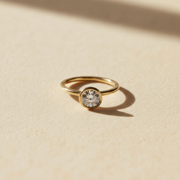 טבעת זהב 18 קראט עם יהלום בעבודת יד בעיצוב מינימליסטי