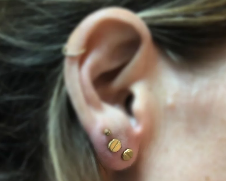 עגילי בורג זהב בעבודת יד – תמונה 2