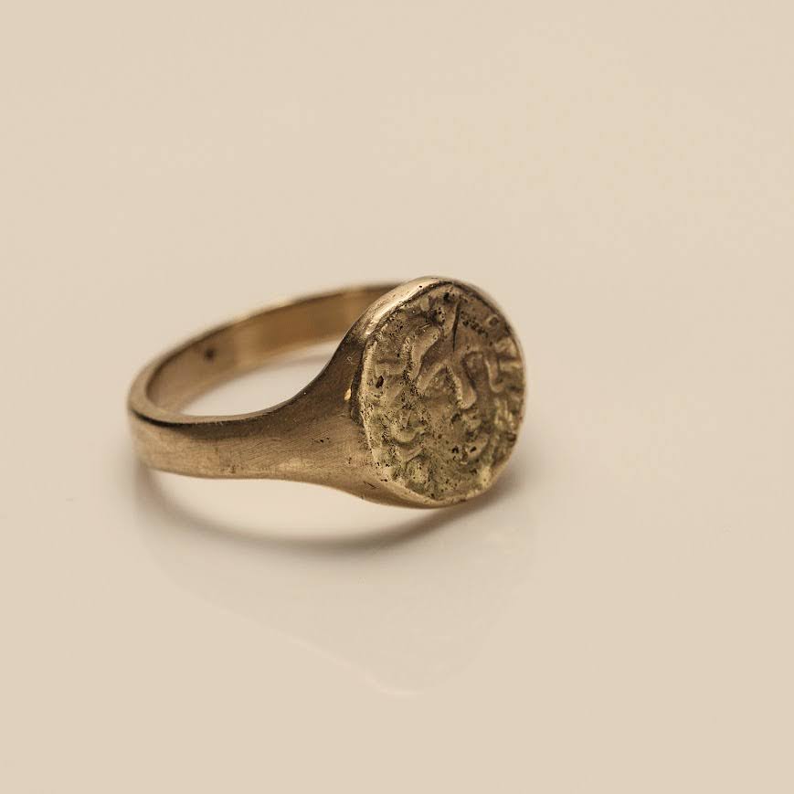 טבעת חותם זהב 18 קראט עם הטבעה של לוחמת קדומה – תמונה 3