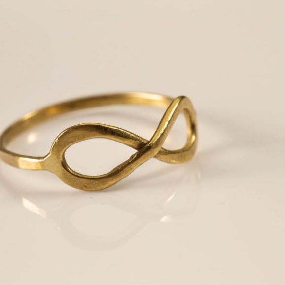 טבעת אינפיניטי זהב 22 קראט בעבודת יד עם חוט שטוח שירלי קורן