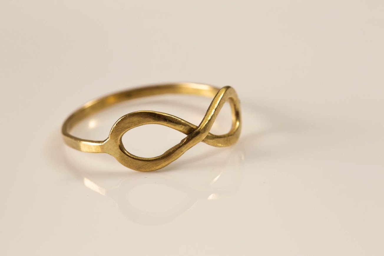 טבעת אינפיניטי זהב 22 קראט בעבודת יד עם חוט שטוח שירלי קורן