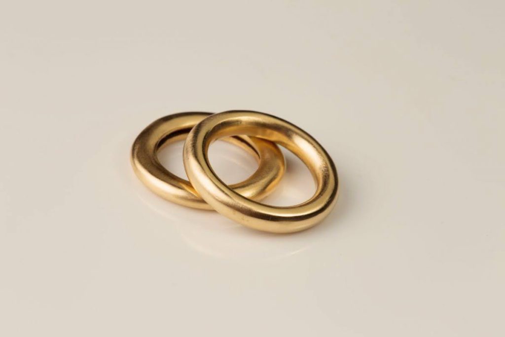 טבעת בומביי זהב 18 קראט עבה בעיצוב פתוח וסגור, עבודת יד יוקרתית.