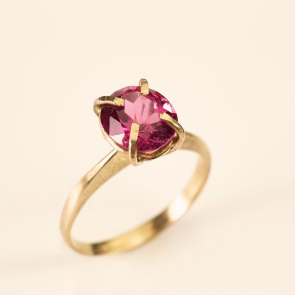 טבעת זהב 14 קראט עם אבן טורמלין ורוד בשיבוץ שיניים בעיצוב עדין, צילום תקריב