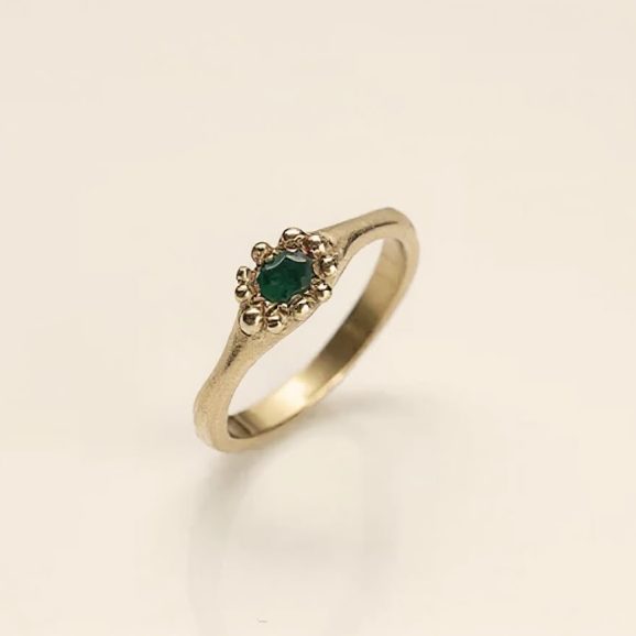 טבעת זהב 18 קראט בעבודת יד עם אבן אמרלד ירוקה מוקפת גושי זהב קטנים בעיצוב פרחוני