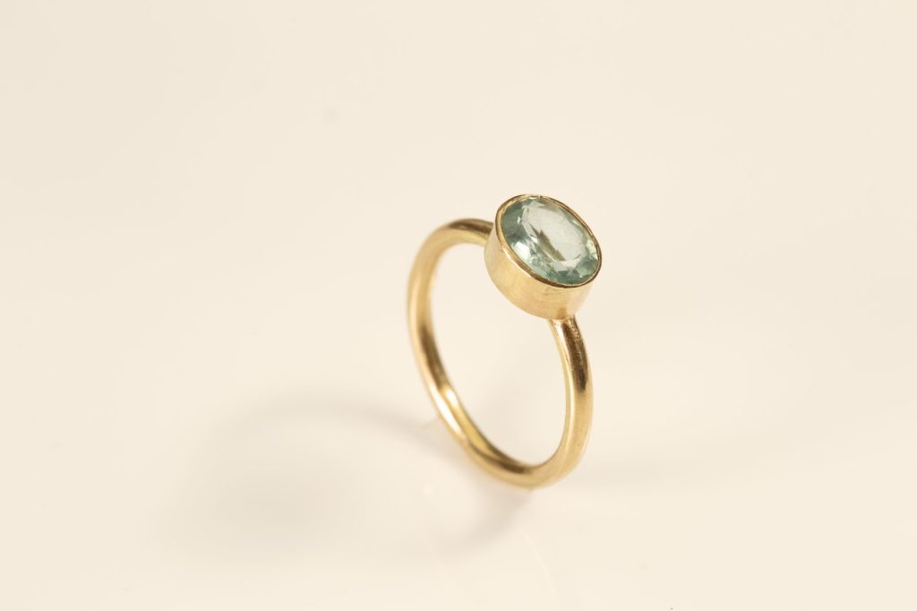 טבעת זהב 18 קראט בעבודת יד עם אבן אקווה מרין אובלית בצבע תכלת שקוף