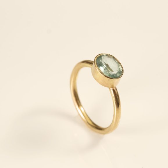 טבעת זהב 18 קראט בעבודת יד עם אבן אקווה מרין אובלית בצבע תכלת שקוף