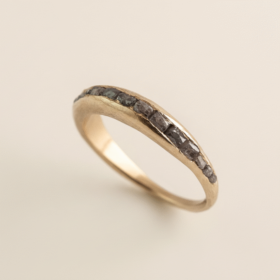 טבעת זהב 18 קראט משובצת יהלומים גולמיים טבעיים בעבודת יד שירלי קורן