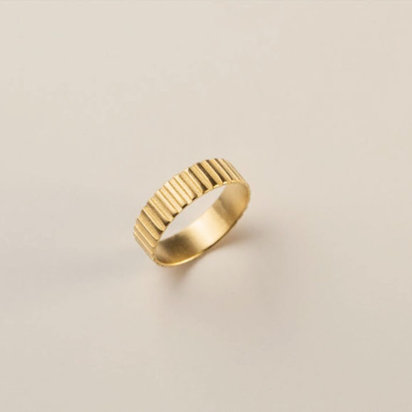 טבעת זהב 18 קראט יוקרתית עם טקסטורה ייחודית