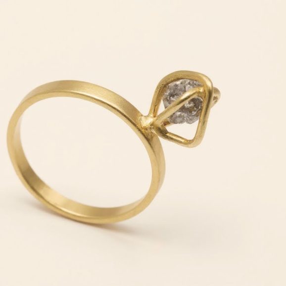 טבעת זהב 18 קראט עם יהלום גולמי כלוא בעבודת יד