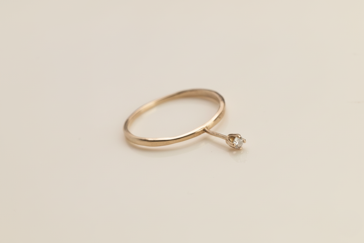 טבעת זהב לבן 14 קראט בעיצוב מינימליסטי עם שיבוץ אבן עדינה על רקע בהיר שירלי קורן