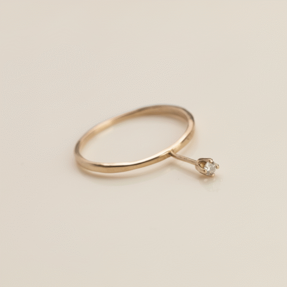 טבעת זהב לבן 14 קראט בעיצוב מינימליסטי עם שיבוץ אבן עדינה על רקע בהיר שירלי קורן