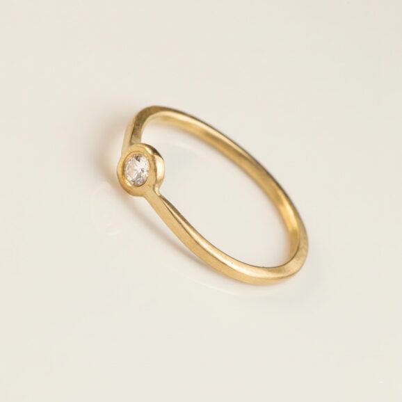 טבעת זהב עדינה עם יהלום 18 קראט בעיצוב קלאסי מאת שירלי קורן (2)