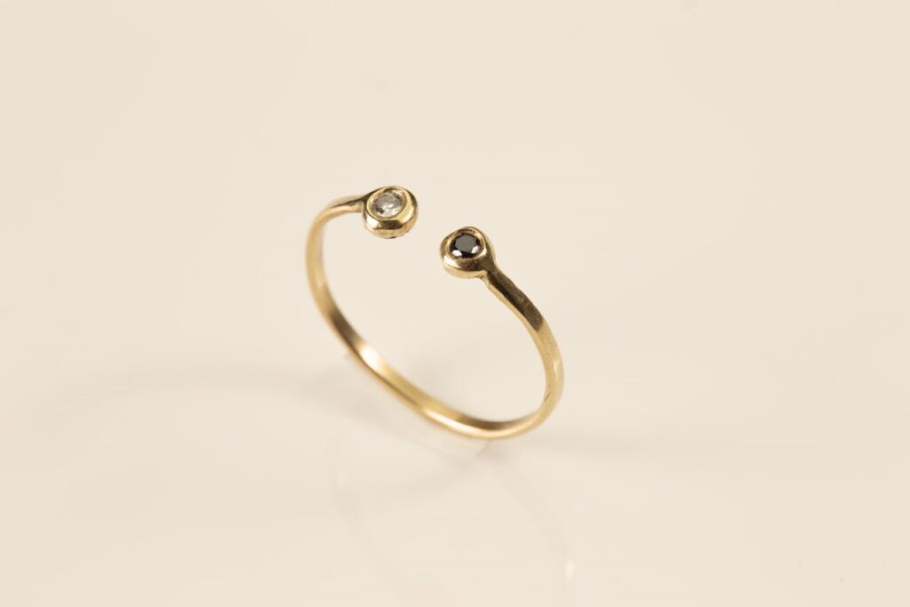 טבעת זהב עם יהלום שחור ולבן 18 קראט בעיצוב פתוח מאת שירלי קורן (1)