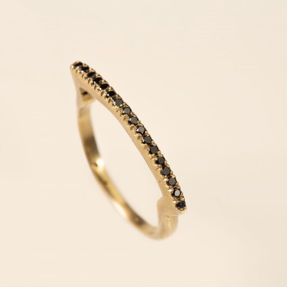 טבעת זהב עם יהלומים שחורים 18 קראט בעיצוב גשר מאת שירלי קורן