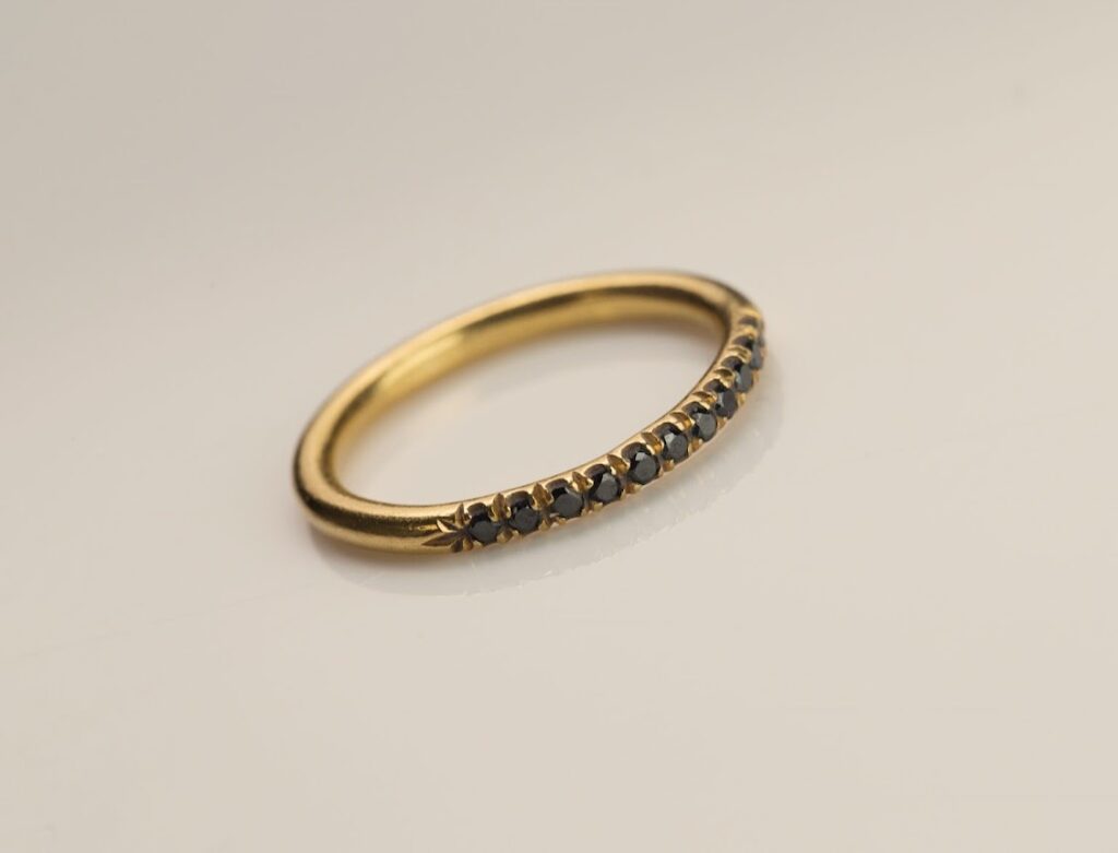 טבעת זהב עם יהלומים שחורים 18 קראט בעיצוב קלאסי מאת שירלי קורן מעצבת