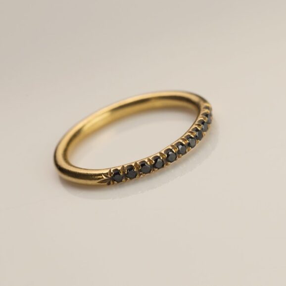 טבעת זהב עם יהלומים שחורים 18 קראט בעיצוב קלאסי מאת שירלי קורן מעצבת