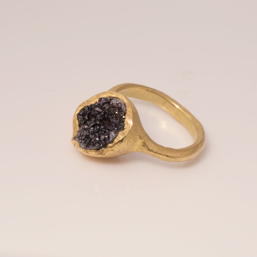 טבעת זהב 18 קראט עם אבן קוורץ דרוזית מבריקה בגימור מחוספס, עיצוב בעבודת יד