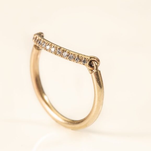 טבעת זהב קינטית עם יהלומים 14 קראט בעיצוב ציר מסתובב מאת שירלי קורן (1)