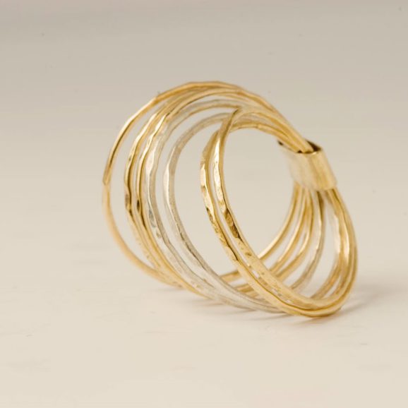 טבעת זר המורכבת משבע טבעות דקות מזהב צהוב ולבן 14 קראט, מחוברות יחד בעיצוב עדין ואלגנטי