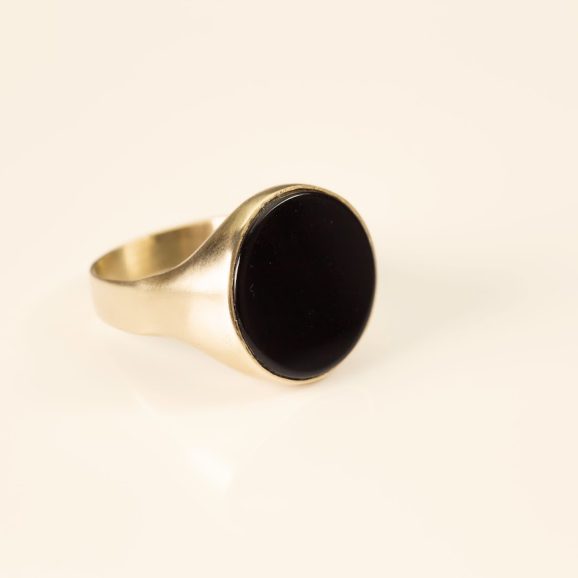 טבעת חותם זהב 14 קראט בעבודת יד עם אבן אוניקס שחורה עגולה על רקע לבן