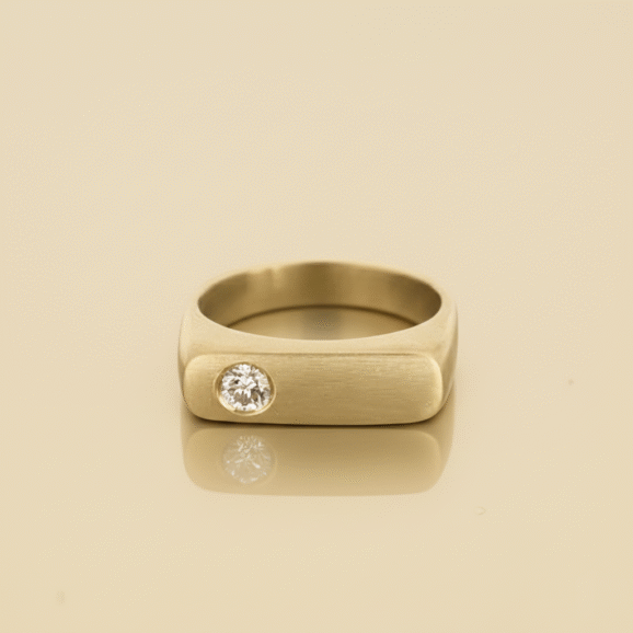 טבעת חותם זהב 14 קראט עם יהלום עגול בעבודת יד בסגנון מינימליסטי