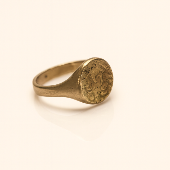 טבעת חותם זהב 18 קראט עם הטבעה של לוחמת קדומה, בעיצוב אישי וייחודי בעבודת יד