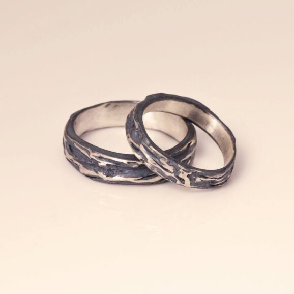 טבעת כסף מושחר בעבודת יד עם מרקם טבעי ייחודי