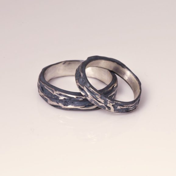 טבעת כסף מושחר בעבודת יד  ייחודית, מרקמית ובעלת נוכחות