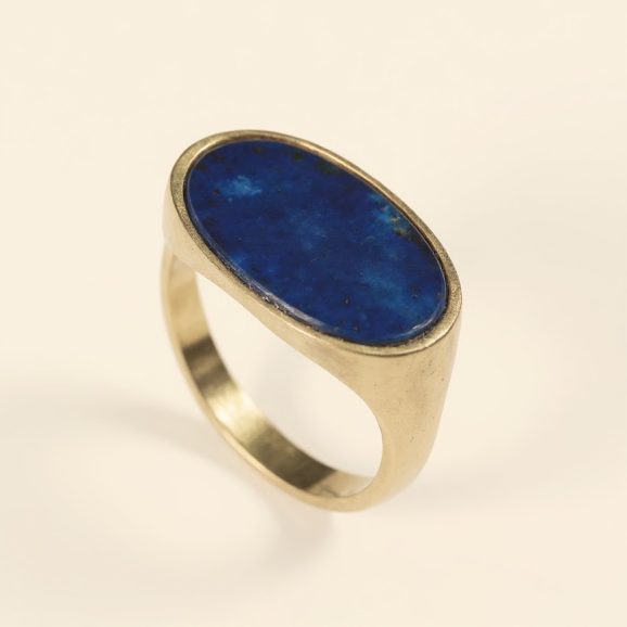 טבעת זהב 14 קראט בעיצוב חותם משובצת אבן לאפיס כחולה אובלית
