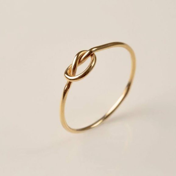 טבעת קשר עדינה מזהב 14 קראט בעבודת יד – צורפות פלוס שירלי קורן