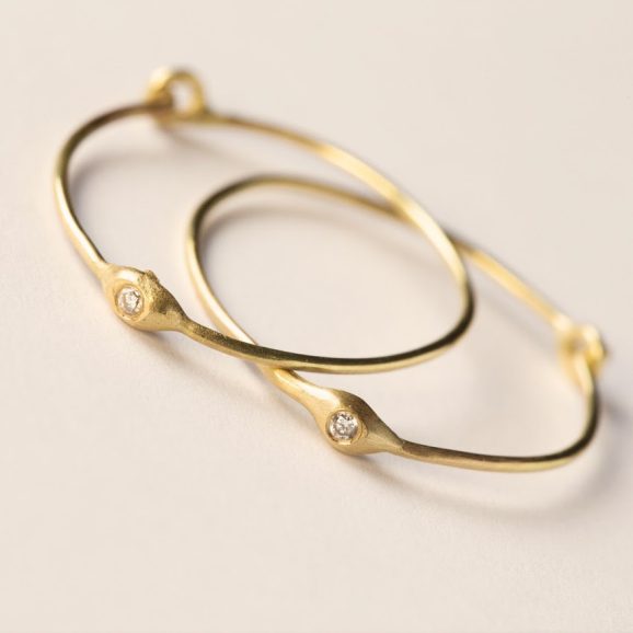 עגילי חישוק מזהב 18 קראט עם יהלום עדין בעבודת יד – שירלי קורן מעצבת תכשיטים