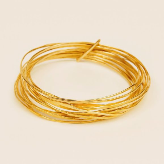 צמיד 18 קראט המורכב מעשרה חישוקי זהב מרוקעים המחוברים יחד