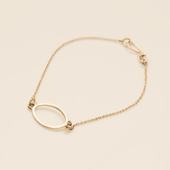 צמיד אליפסה עדין מזהב 18 קראט עם שרשרת דקיקה.