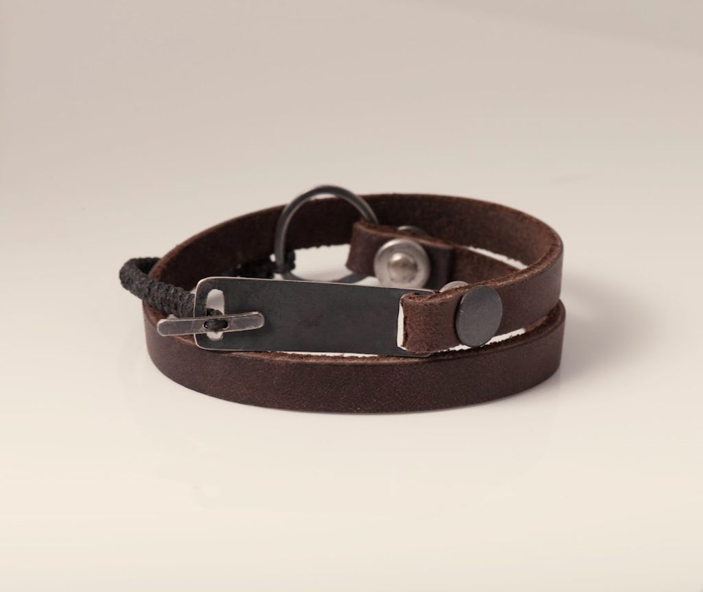 צמיד המתאים גם לגבר וגם לאישה, עשוי מלוחית של כסף מושחר בציפוי שירלי קורן מעצבת תכשיטים