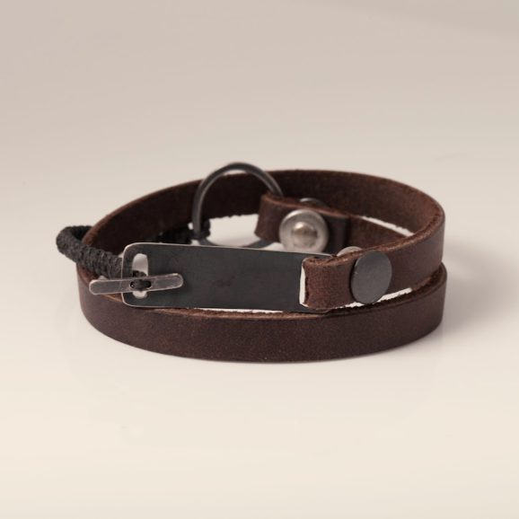 צמיד המתאים גם לגבר וגם לאישה, עשוי מלוחית של כסף מושחר בציפוי שירלי קורן מעצבת תכשיטים