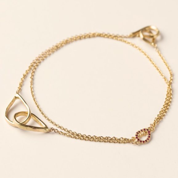 צמיד זהב 18 קראט מלופף פעמיים עם טיפה משובצת רובי.