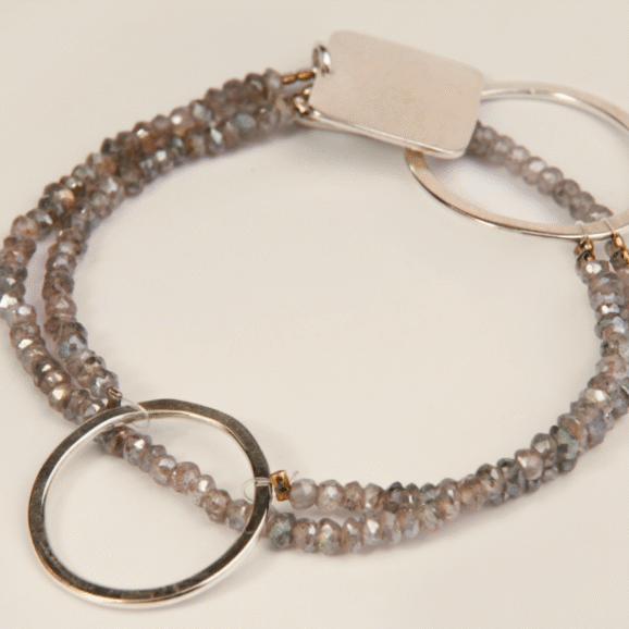 צמיד לברדורייט עם עיגול זהב לבן 14 קראט וסוגר בעבודת יד שירלי קורן