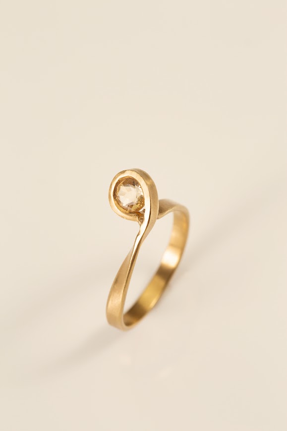 טבעת זהב 18 קראט עם אבן סיטרין – טוויסט עדין וייחודי – תמונה 2