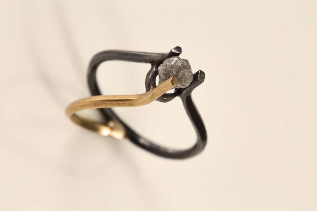 טבעת בעבודת יד בזהב צהוב מושחר עם יהלום גולמי בעיצוב של שירלי קורן