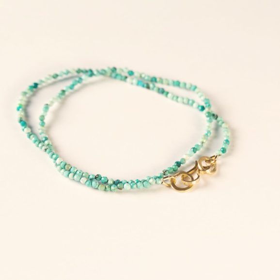 שרשרת טורקיז צמודה עם סוגר מזהב 18 קראט בעבודת יד – תכשיט קיץ ייחודי