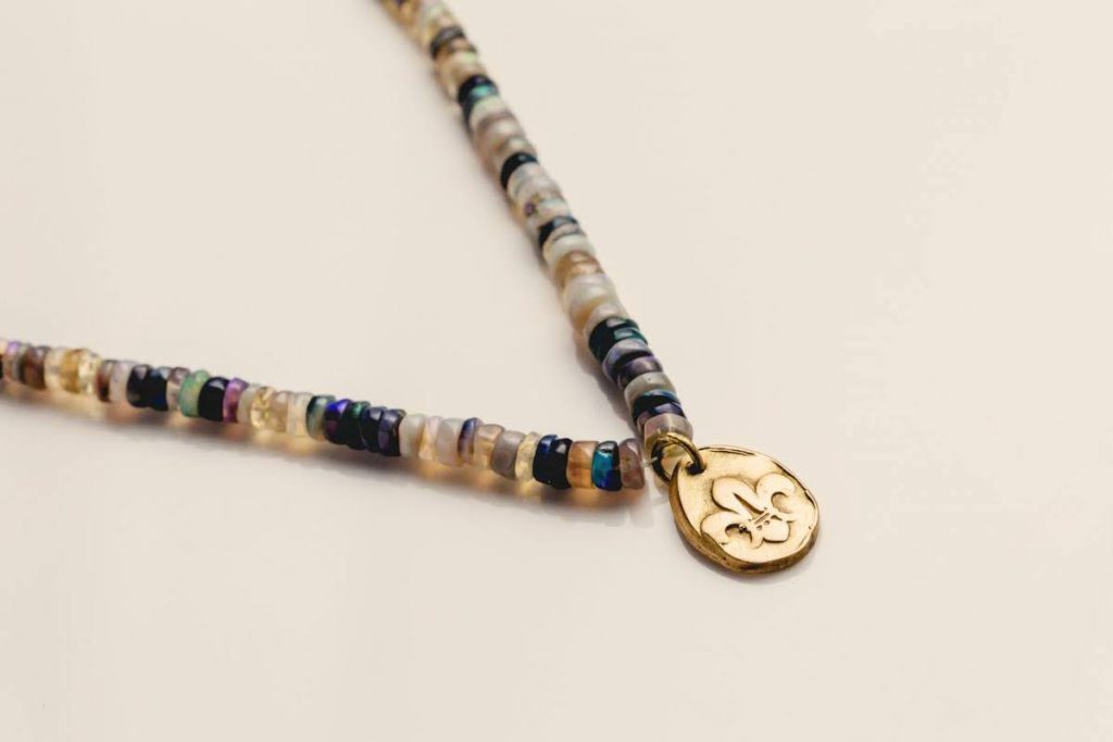 שרשרת אופל טבעי עם תליון זהב 18 קראט בעבודת יד שירלי קורן מעצבת תכשיטים