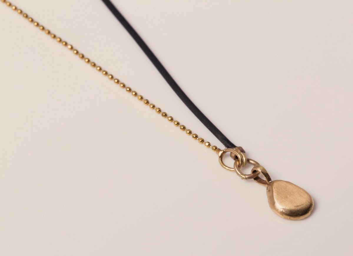 שרשרת דמעה משולבת זהב 18 קראט וסיליקון שחור עם תליון טיפת זהב. (1)