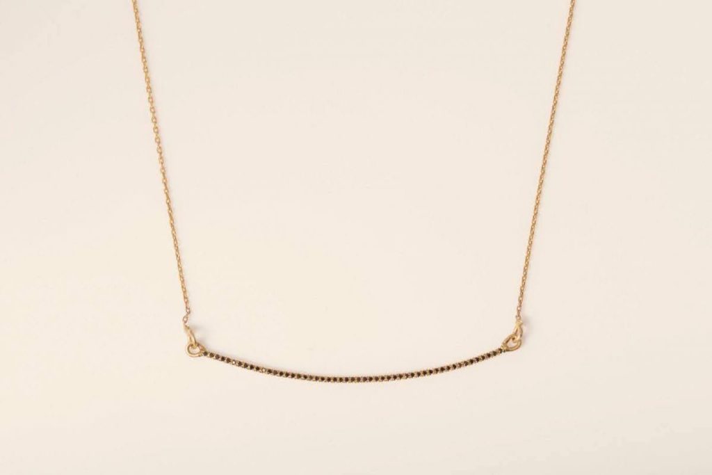 שרשרת זהב 18 קראט משובצת יהלומים שחורים בעיצוב מינימליסטי ואלגנטי שירלי קורן