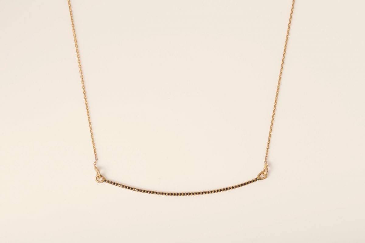 שרשרת זהב 18 קראט משובצת יהלומים שחורים בעיצוב מינימליסטי ואלגנטי שירלי קורן