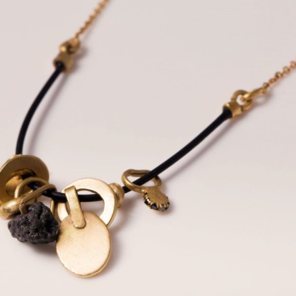 שרשרת זהב 18 קראט עם שילוב של סיליקון שחור המדגיש את התליונים התלויים עליו, התליונים מורכבים מזהב 18 קראט (1)