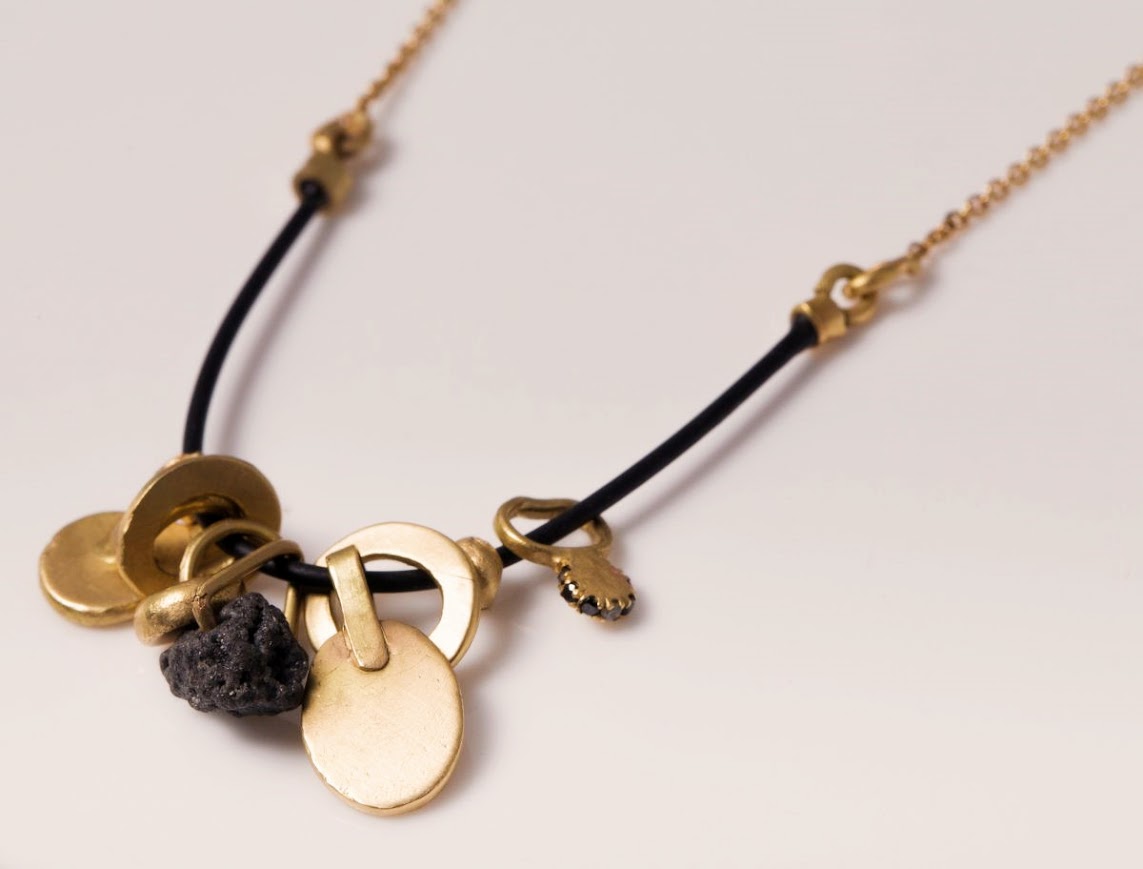 שרשרת זהב 18 קראט עם שילוב של סיליקון שחור המדגיש את התליונים התלויים עליו, התליונים מורכבים מזהב 18 קראט (1)