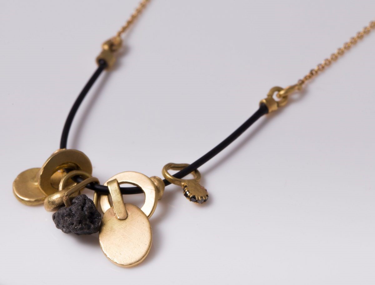 שרשרת זהב 18 קראט עם סיליקון שחור ותליונים ייחודיים – תמונה 3