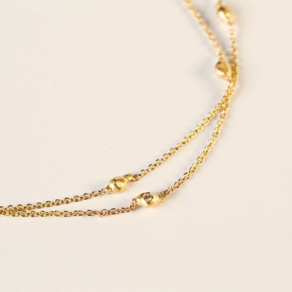 שרשרת זהב כפולה ועדינה עם טיפות משובצות יהלומים בעבודת יד מבית צורפות פלוס, מצולמת על רקע בהיר