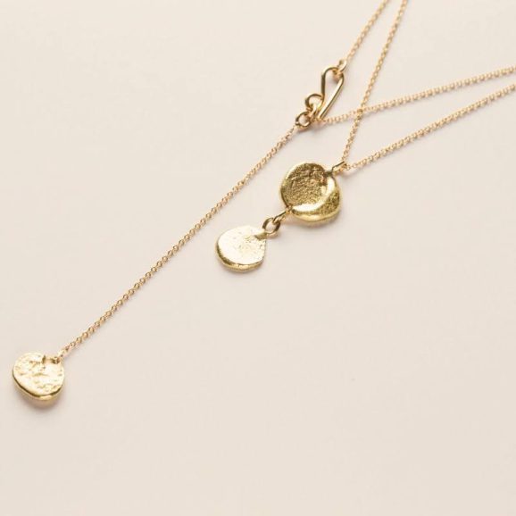 שרשרת זהב כפולה עם תליונים עגולים בעבודת יד, מצולמת על רקע בהיר בקו הנקי של צורפות פלוס